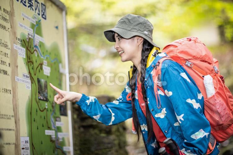 笑顔で案内図を指差す女性 女性,案内図,見るの写真素材