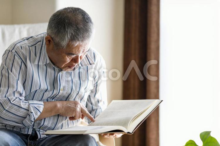 読書をしているシニア男性 高齢者,男性,日本人の写真素材