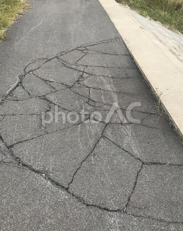 アスファルトひび割れ 舗装,災害,破損の写真素材