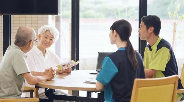 介護施設の説明を受けるアジア人高齢者 高齢者,介護施設,説明の写真素材