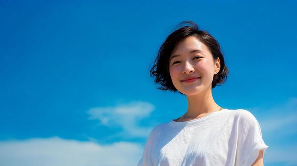 雲を背景にした女性の笑顔 雲を背景にした女性の笑顔の写真