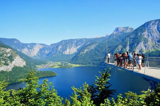 ハルシュタットスカイウォークから望む絶景 ハルシュタットスカイウォークから望む絶景 ハルシュタット,オーストリア,世界遺産の写真素材