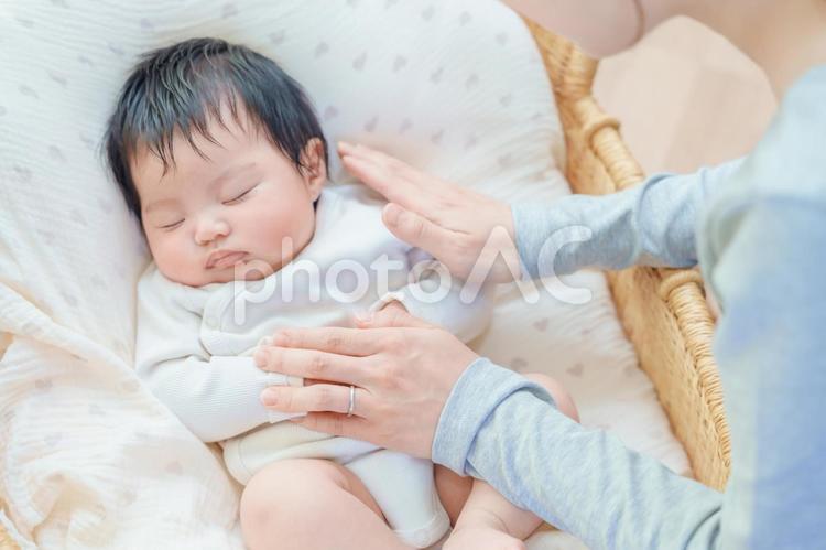 寝かしつけられる赤ちゃん 赤ちゃん,寝かしつけ,トントンの写真素材