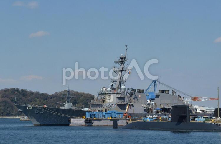 横須賀 ヴェルニー公園から見たイージス艦と潜水艦 横須賀,ヴェルニー公園,イージス艦の写真素材