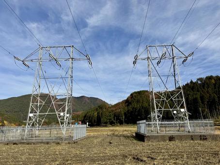 田舎の集落の鉄塔　福井県坂井市秋 鉄塔,送電線,鉄骨の写真素材