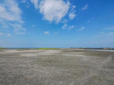 夏の晴れた砂浜と空 夏の晴れた砂浜と空の写真