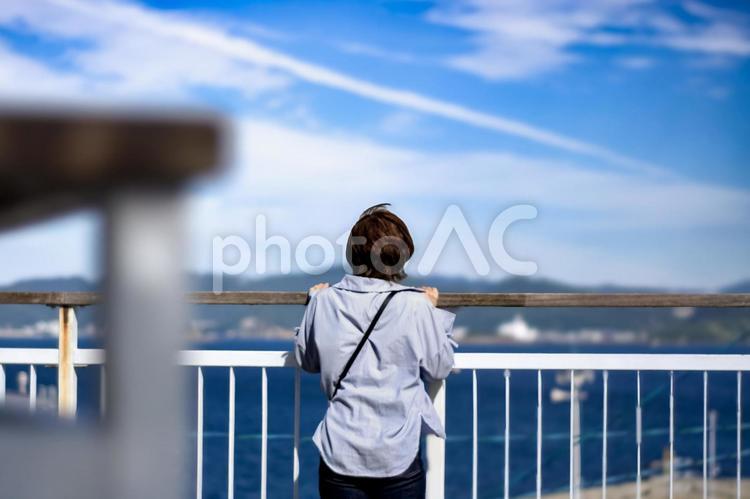 ＜素材＞観光地の展望所で海を眺める女性 女性,人物,悩むの写真素材
