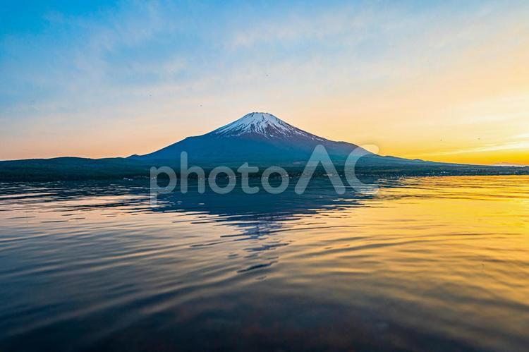 山中湖と富士山(その１０) 山中湖,富士山,水面の写真素材
