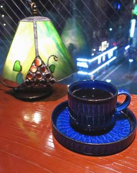 レトロなランプとホットコーヒー レトロなランプとホットコーヒーの写真