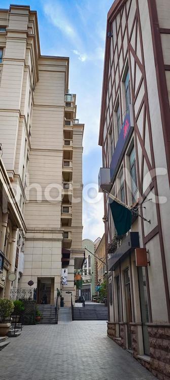 ヨーロッパ風建築が並ぶ静かな小路 街並み,建物,ヨーロッパ風の写真素材
