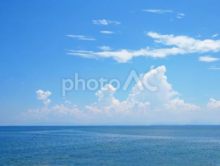 爽やかな夏の海と青空と白い入道雲 海,青空,夏の写真素材