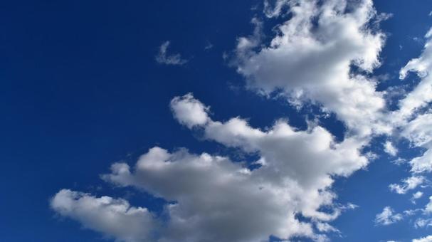 濃紺の青空とダイナミックな雲 濃紺の青空とダイナミックな雲の写真