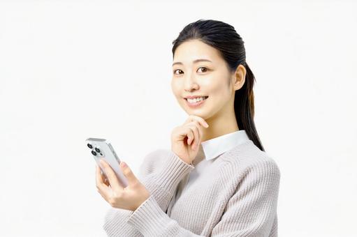 スマートフォンを使うビジネスウーマン スマートフォンを使うビジネスウーマン ビジネスウーマン,スマホ,メールの写真素材