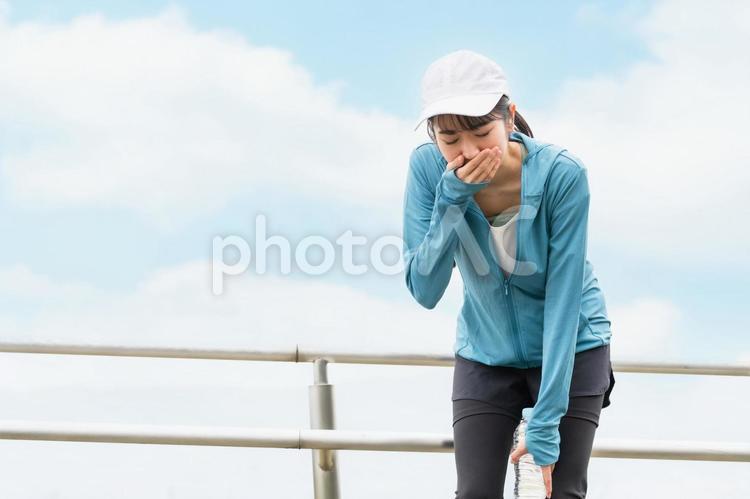運動中に吐き気・めまいで困るアジア人女性 吐き気,めまい,吐くの写真素材