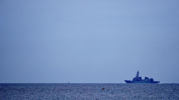 千葉県館山市北条海岸から見た艦船 千葉県館山市北条海岸から見た艦船 艦船,海,艦艇の写真素材