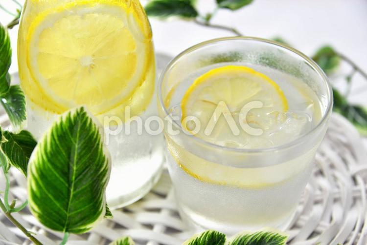 レモン水と緑５ 老廃物の排出,レモン,ダイエット効果の写真素材