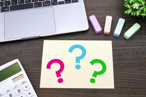 机上のメモとクエスチョンマーク 机上のメモとクエスチョンマーク 疑問,なぜ,はてなの写真素材