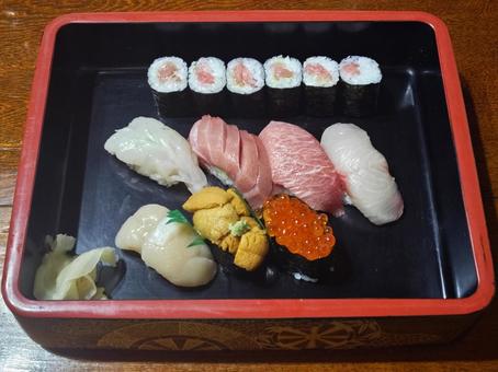 寿司桶に入った老舗寿司屋の特上寿司 寿司桶に入った老舗寿司屋の特上寿司 握り寿司,寿司桶,四角の写真素材