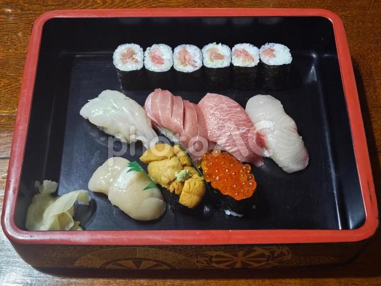 寿司桶に入った老舗寿司屋の特上寿司 握り寿司,寿司桶,四角の写真素材