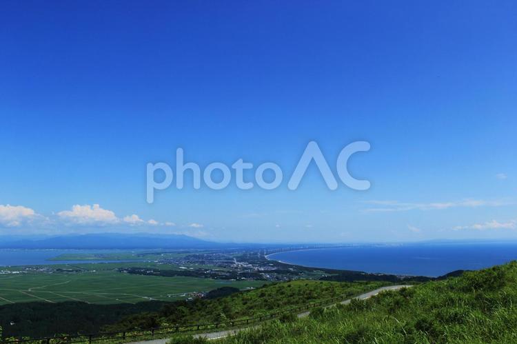 夏の山道からの海の風景（男鹿半島）　４ 山道,道路,海の写真素材