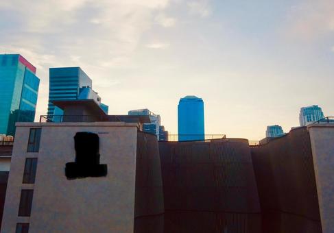 朝焼けに染まるバンコクのビル群の眺め 青空,空,朝の写真素材