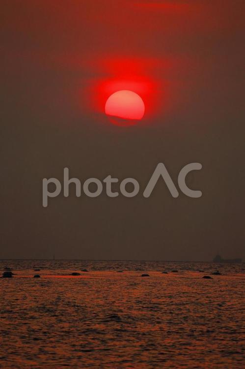 夕焼けとPM2.5 1月,日の入り,瀬戸内海の写真素材