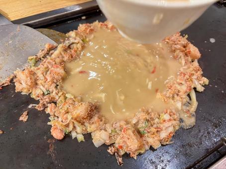 もんじゃ焼きを作っているシーン もんじゃ焼きを作っているシーン もんじゃ,もんじゃ焼き,鉄板焼きの写真素材
