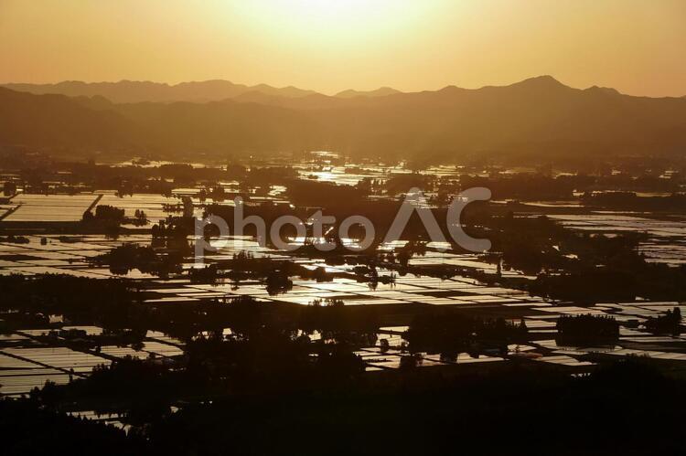 《田園風景の夕暮れ》 田園,俯瞰,夕日の写真素材