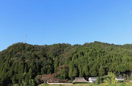 真っ青な秋の空と山の麓の古い建造物群 若桜郷土文化の里,古民家,空の写真素材
