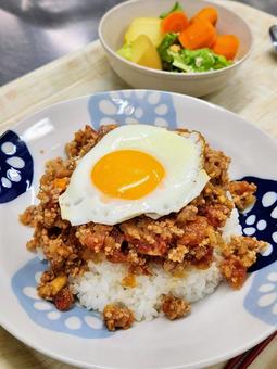 キーマカレー2 キーマカレー2 キーマカレー,カレー,目玉焼きの写真素材