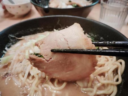 味噌ラーメンのチャーシュー 味噌ラーメンのチャーシュー 味噌ラーメン,ラーメン,麺の写真素材