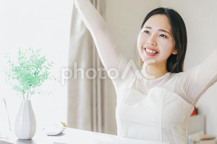 手を伸ばして嬉しそうにする若い女性 元気,爽快,爽やかの写真素材