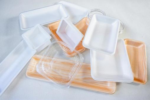 資源ゴミの白や茶色のトレー 資源ゴミの白や茶色のトレー 容器,トレー,パックの写真素材
