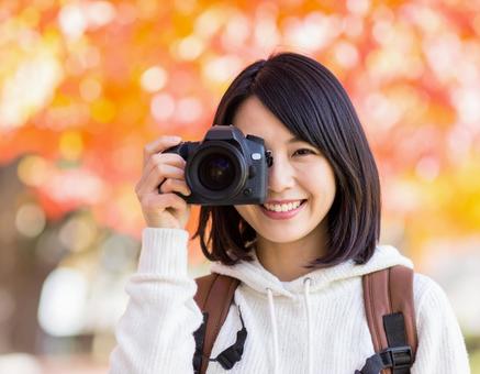 秋の風景を撮影するカメラ女子 秋の風景を撮影するカメラ女子の写真