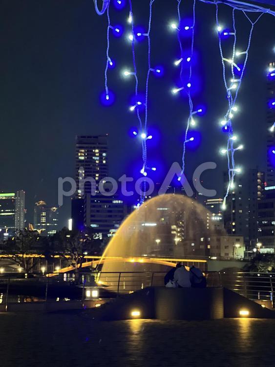 青いイルミネーションと夜の噴水 夜景,噴水,街並みの写真素材