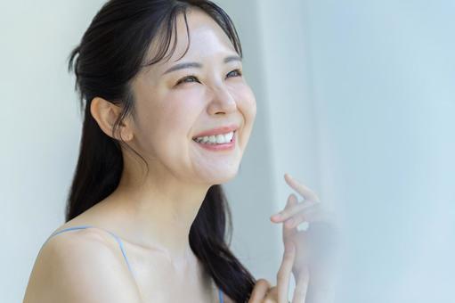 スキンケアをする女性 スキンケアをする女性 美容,ビューティー,女性の写真素材