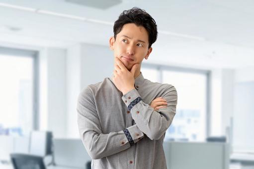 考えごとをする男性ビジネスマン 考えごとをする男性ビジネスマン 男性,考える,悩むの写真素材