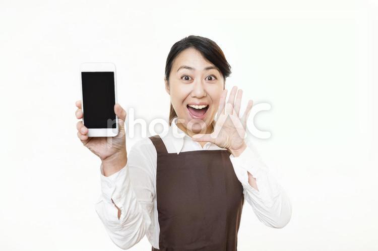 スマホを持って応援している女性 女性,スマホ,笑顔の写真素材