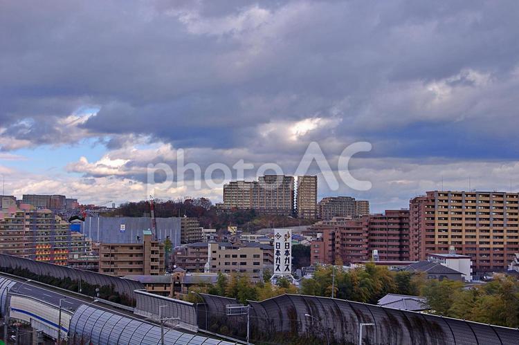 丘の上のマンション街と雲がちな空 マンション,マンション街,住宅地の写真素材