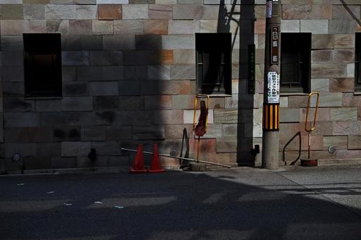 昼間の街角の陰影に目を奪われる大阪の午後 街角,影と光,陰影の写真素材