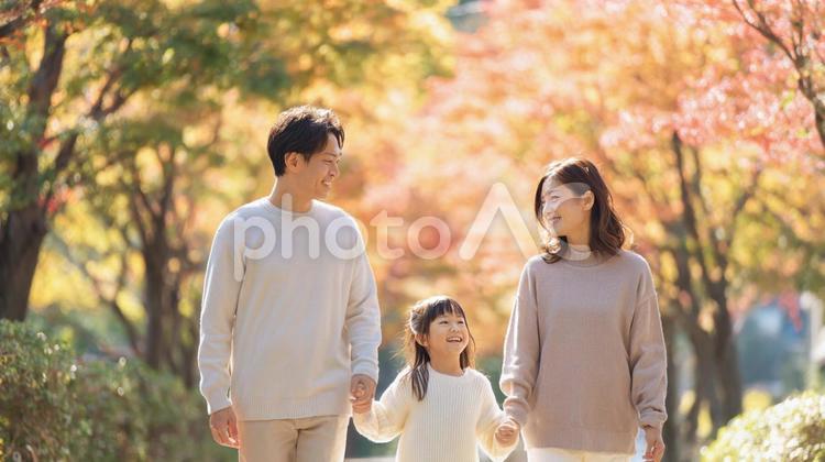秋の並木道を歩く幸せそうな家族 秋,家族,並木道の写真素材