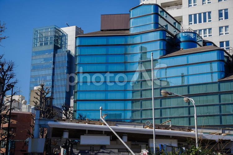 東京港区南青山2丁目のガラス張りの建物 ガラス,散歩道,石畳の写真素材