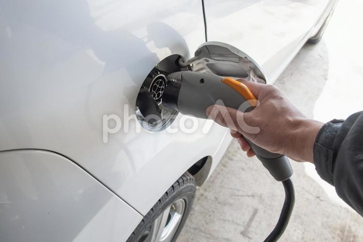 電気自動車　２　普通充電器を差し込む様子 電気,電気自動車,充電器の写真素材