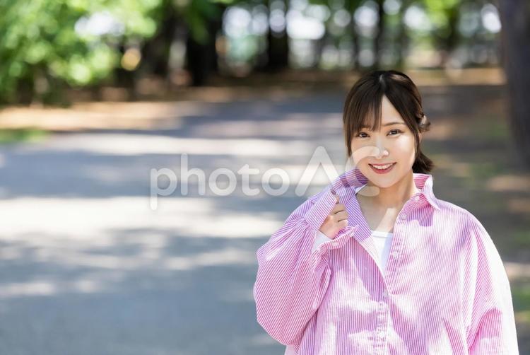 カメラ目線で微笑む女性 女性,笑顔,健康の写真素材