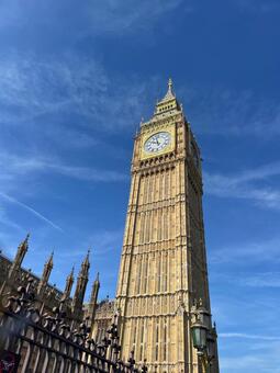 青空にそびえるビッグベン ロンドン,イギリス,英国の写真素材