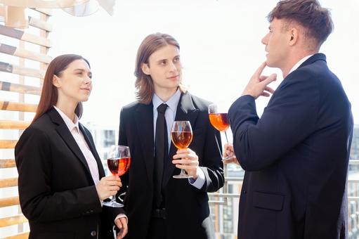 ワイングラスを持つ話す男女 男女,外国人,ビジネスの写真素材