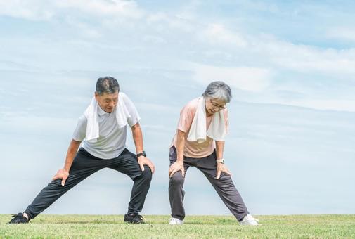 準備運動・ストレッチをするシニア夫婦 屈伸,屈伸運動,準備運動の写真素材