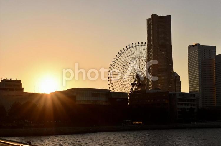 夕暮れのみなとみらい みなとみらい,ランドマークタワー,観覧車の写真素材