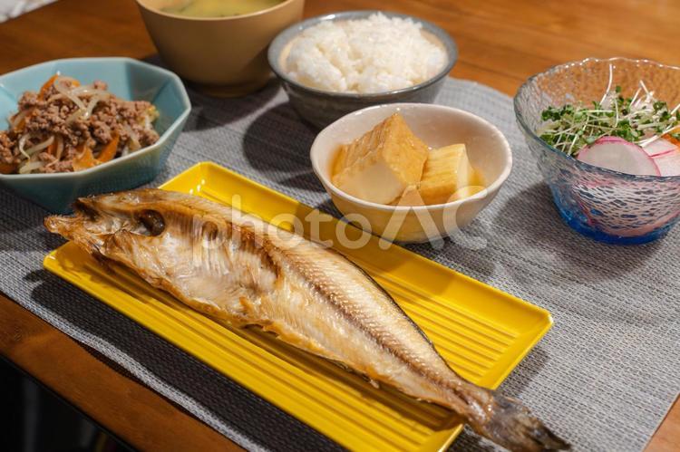焼き魚と和食のおかずが並ぶ食卓 食卓,和食,焼き魚の写真素材