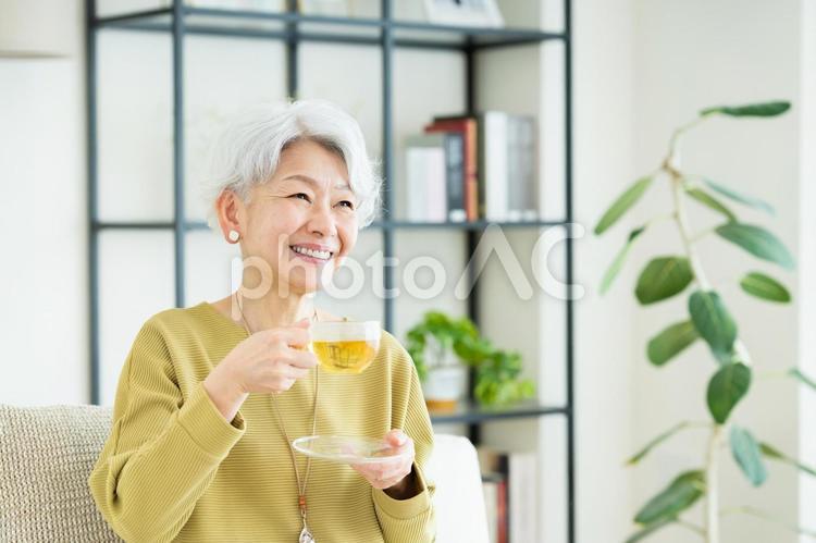 ハーブティーを飲むシニアの女性 ハーブティー,シニア,飲むの写真素材
